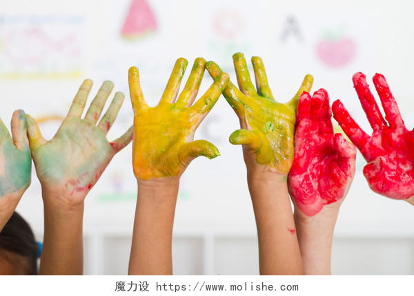 孩子们的手覆盖着油漆